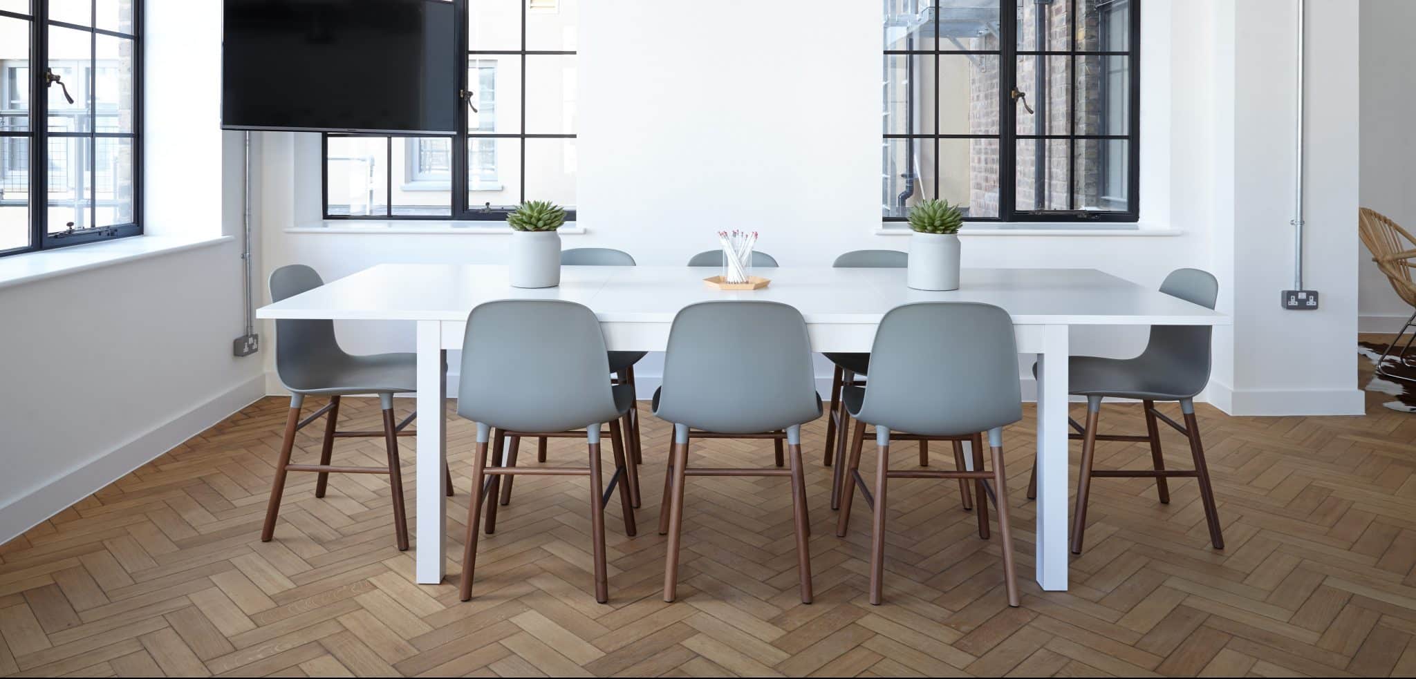 Image décorative - Table de réunion dans une pièce moderne
