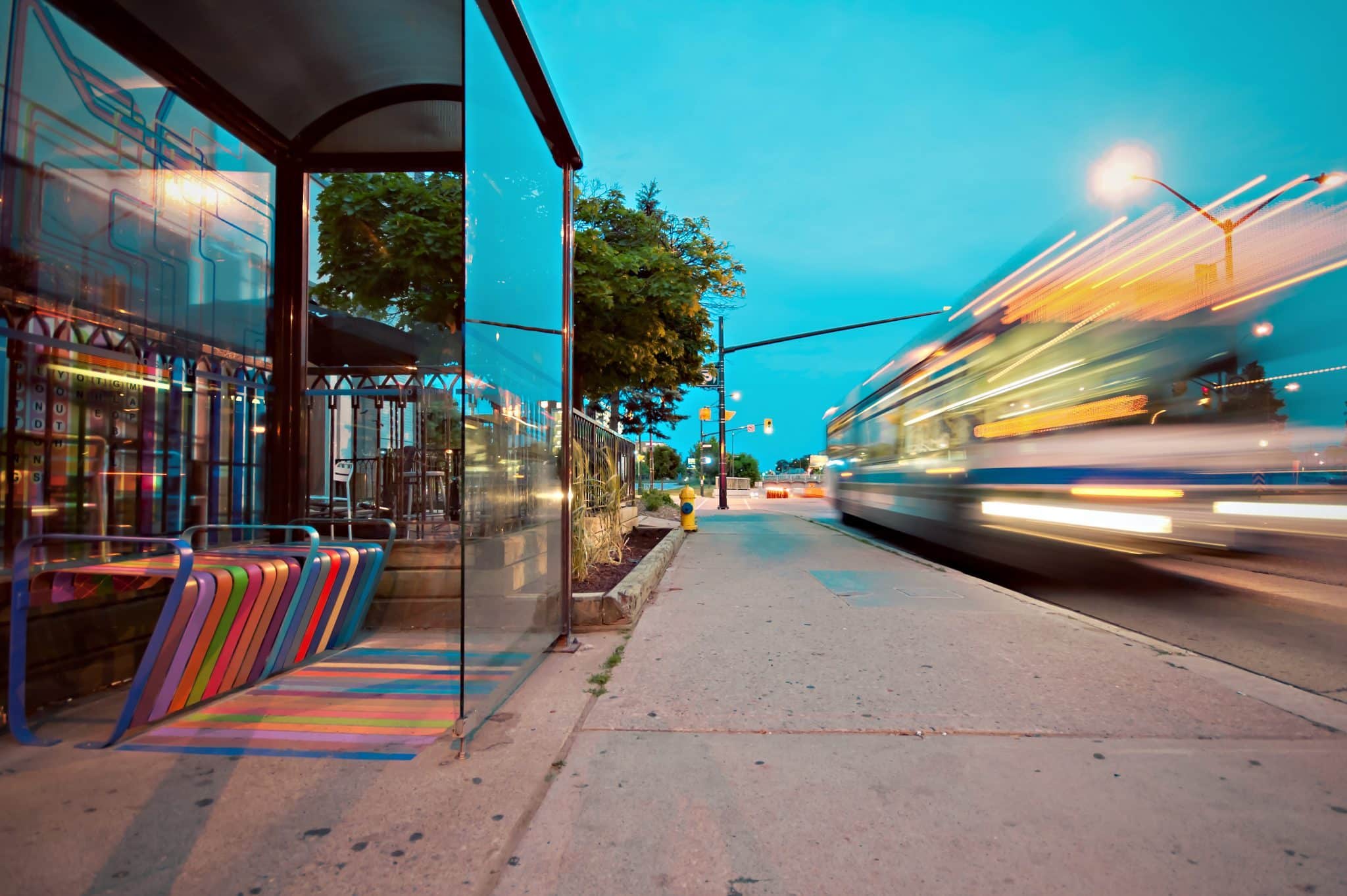 Image décorative - Bus en mouvement à la tombé de la nuit