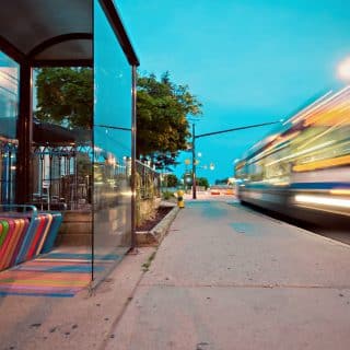 Image décorative - Bus en mouvement à la tombé de la nuit