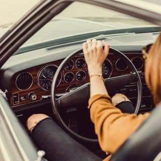 Image décorative - Photo d'une femme au volant d'une voiture