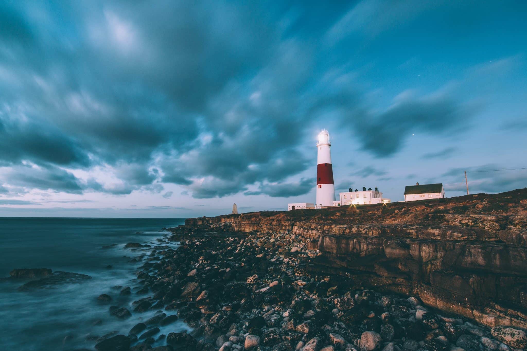 Image décorative - Photo d'un phare sous un ciel menaçant