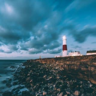Image décorative - Photo d'un phare sous un ciel menaçant