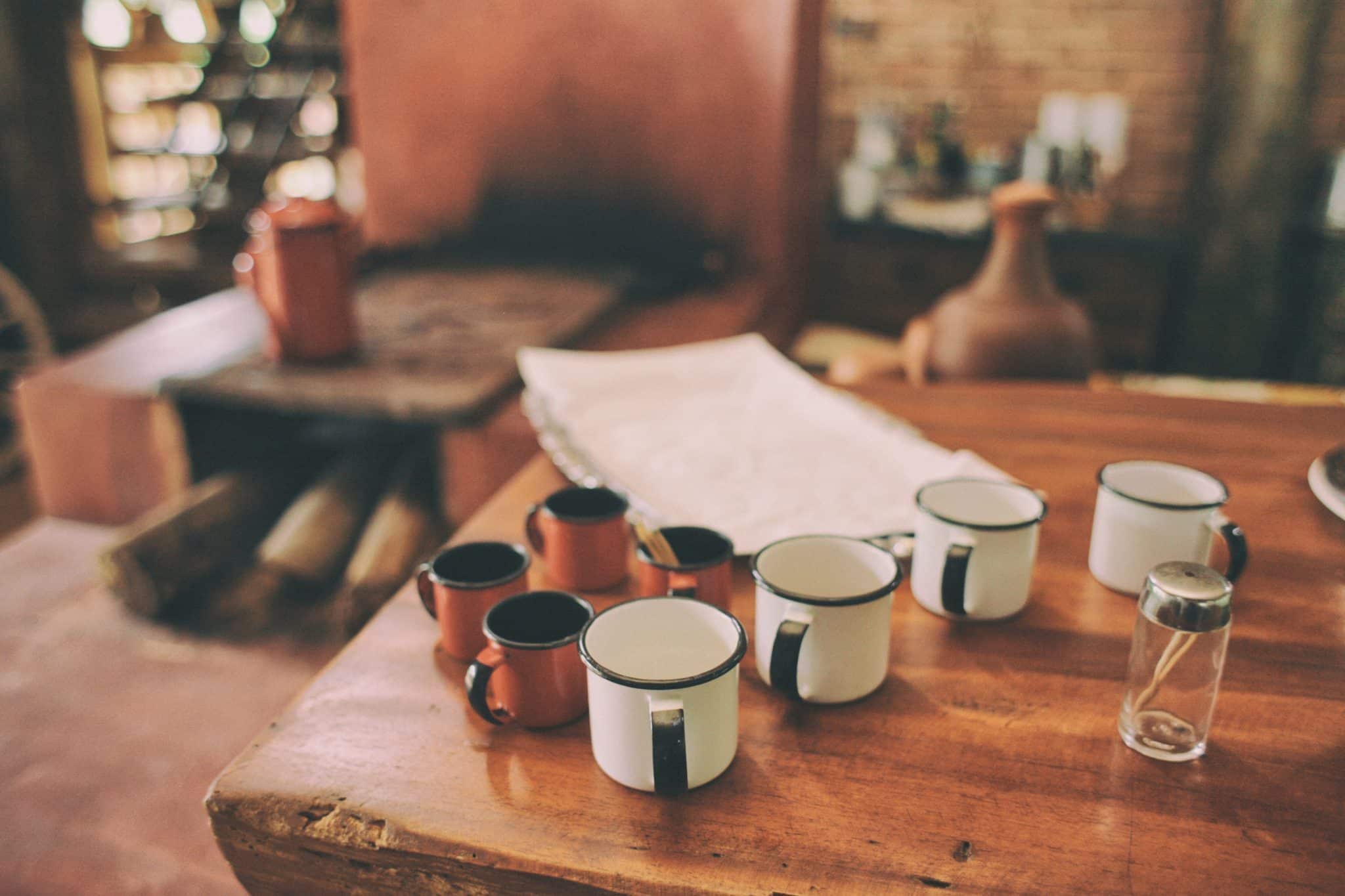 Image décorative - Bloc de papier posé sur une table en bois avec des tasses de cafés