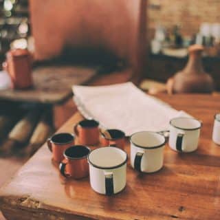 Image décorative - Bloc de papier posé sur une table en bois avec des tasses de cafés