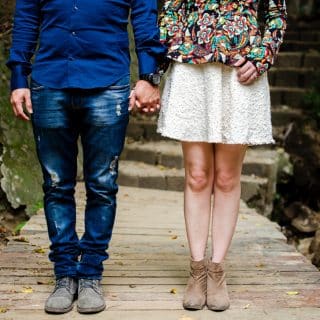 Image décorative - Deux personnes se tenant la main
