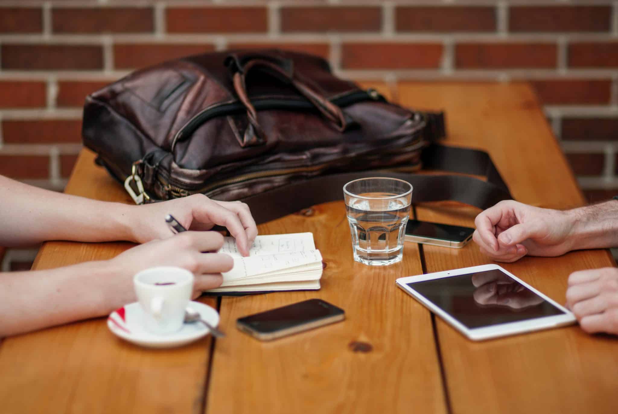 Image décorative - Deux personnes travaillant dans un café