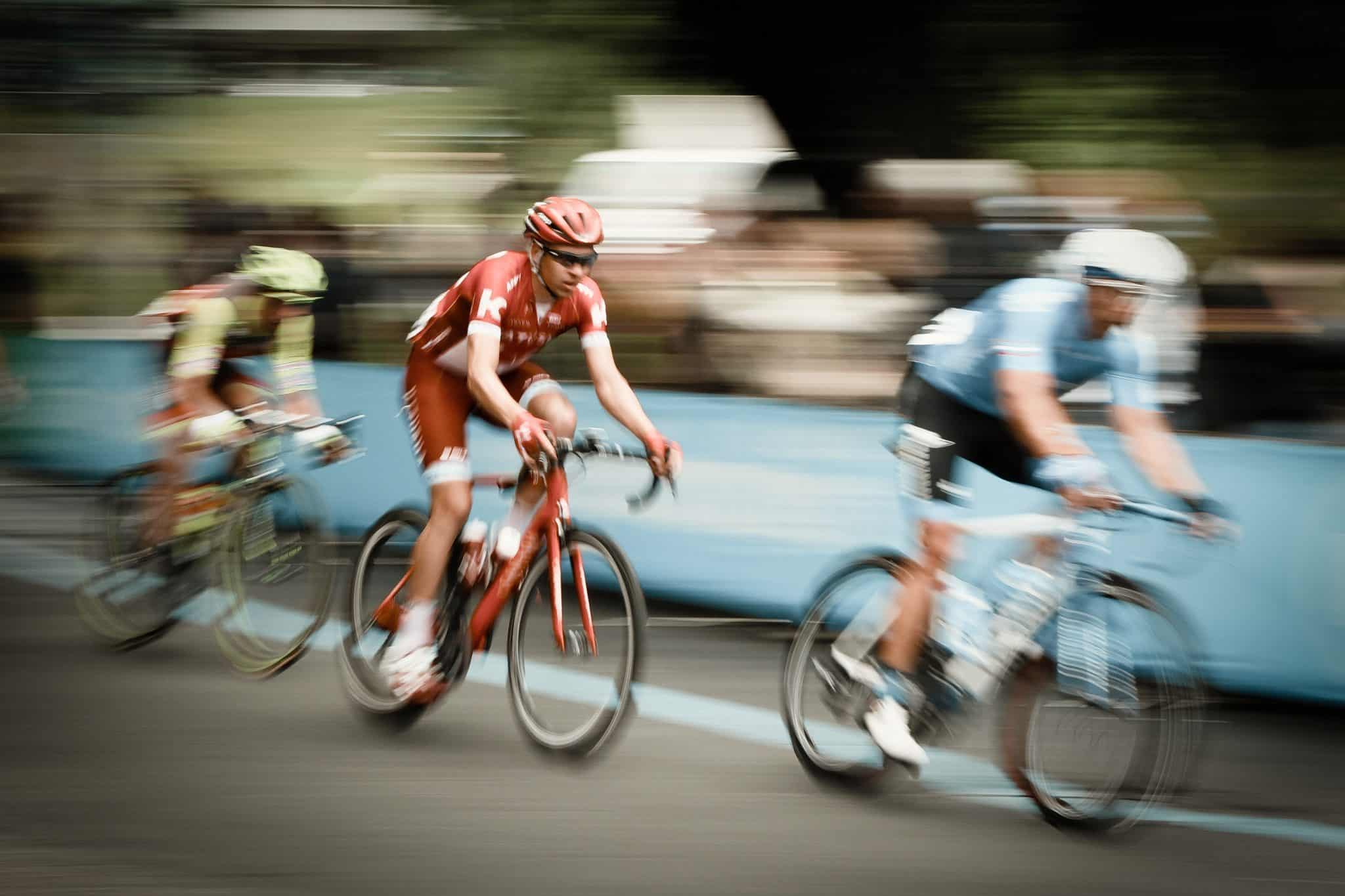 Image décorative : cyclistes entrain de participer à une course.