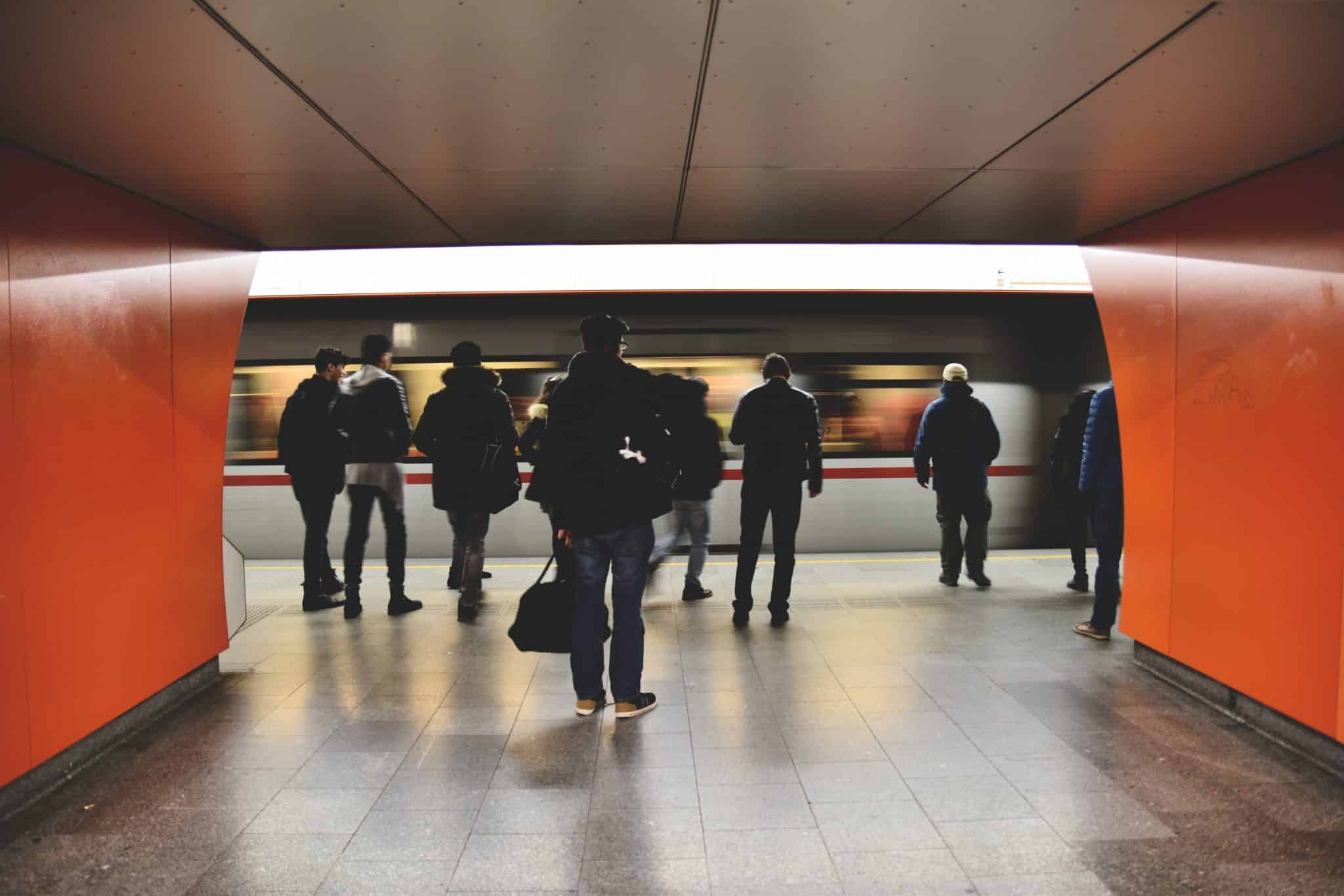 Image décorative - Groupe de personnes dans une station de métro