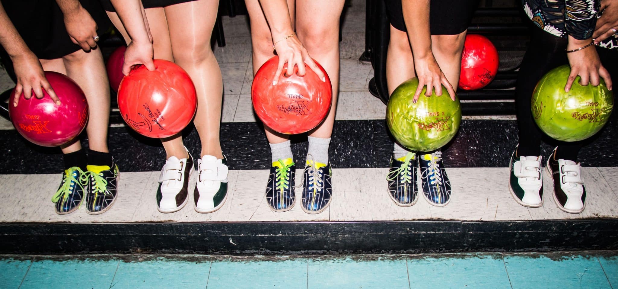 Image décorative - Groupe d'amis jouant au bowling