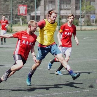 Image décorative : trois joueurs de foot jouant un match d'entrainement