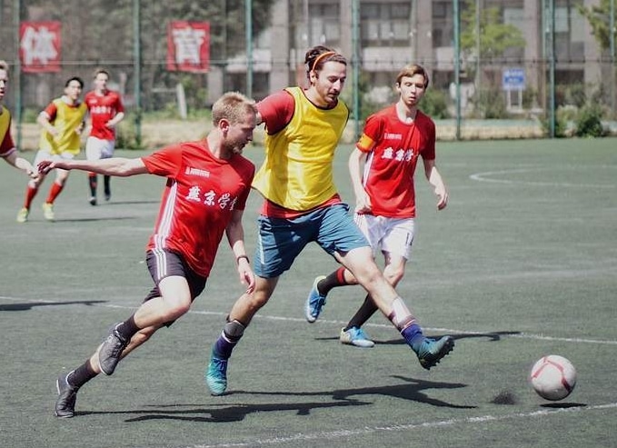 Image décorative : trois joueurs de foot jouant un match d'entrainement