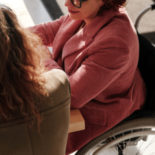 femme en fauteuil roulant au travail