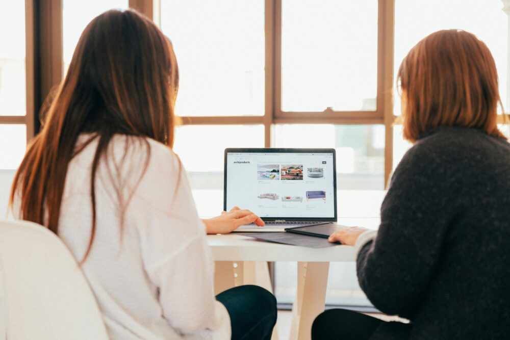 Deux jeunes femmes travaillent