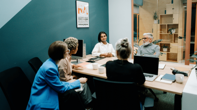 Personnes en réunion en train de discuter