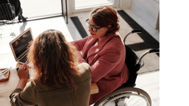 personne en fauteuil travaille