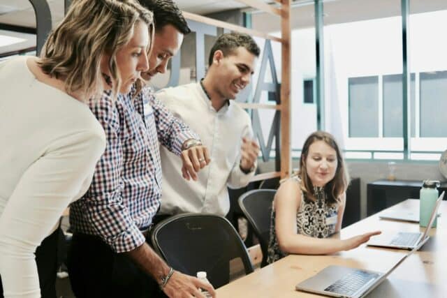 Réunion d'équipe pour favoriser la qualité de vie au travail