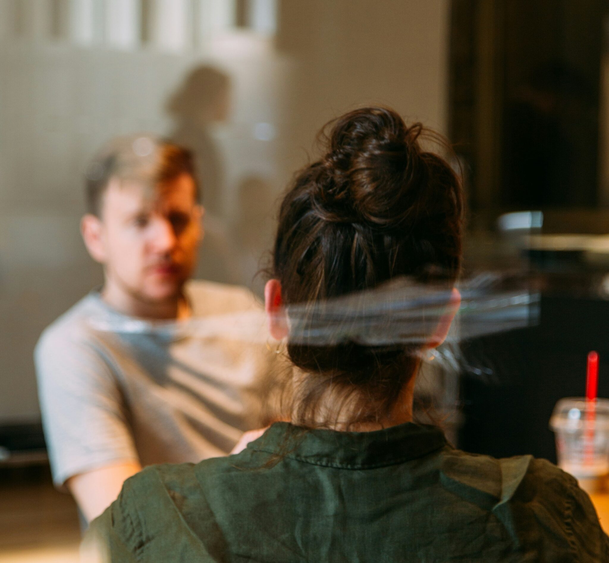 2 personnes effectuent un entretien professionnel